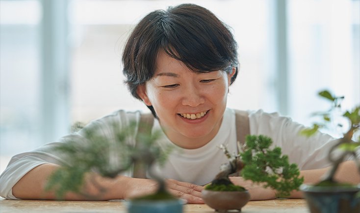 手のひらサイズの小さな鉢に宿る美しく可憐な命～ミニ盆栽～｜山崎 ちえ