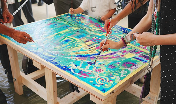 再生和紙のキャンバスから、カラフルな未来都市が誕生