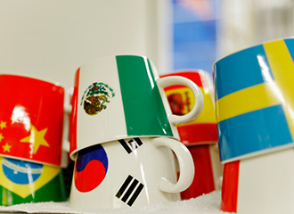 世界各国の国旗があしらわれたカップ。こんなところにもGTNの多様性が表れている