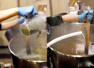 左／麦芽をお湯に入れ、糖化させたところでホップを入れる 右／攪拌（かくはん）した後、煮沸して不純物を揮発させる