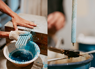 左：手で蝋を何度も重ね塗りしていく。塗っている過程で蝋が固まっていき、次第に太さが増していく。商品によって、異なる色の蝋を使い分ける 右：鉄串を抜いた後、はんだごてを改造した道具で先端を溶かすことで芯を出して、蝋燭は完成する